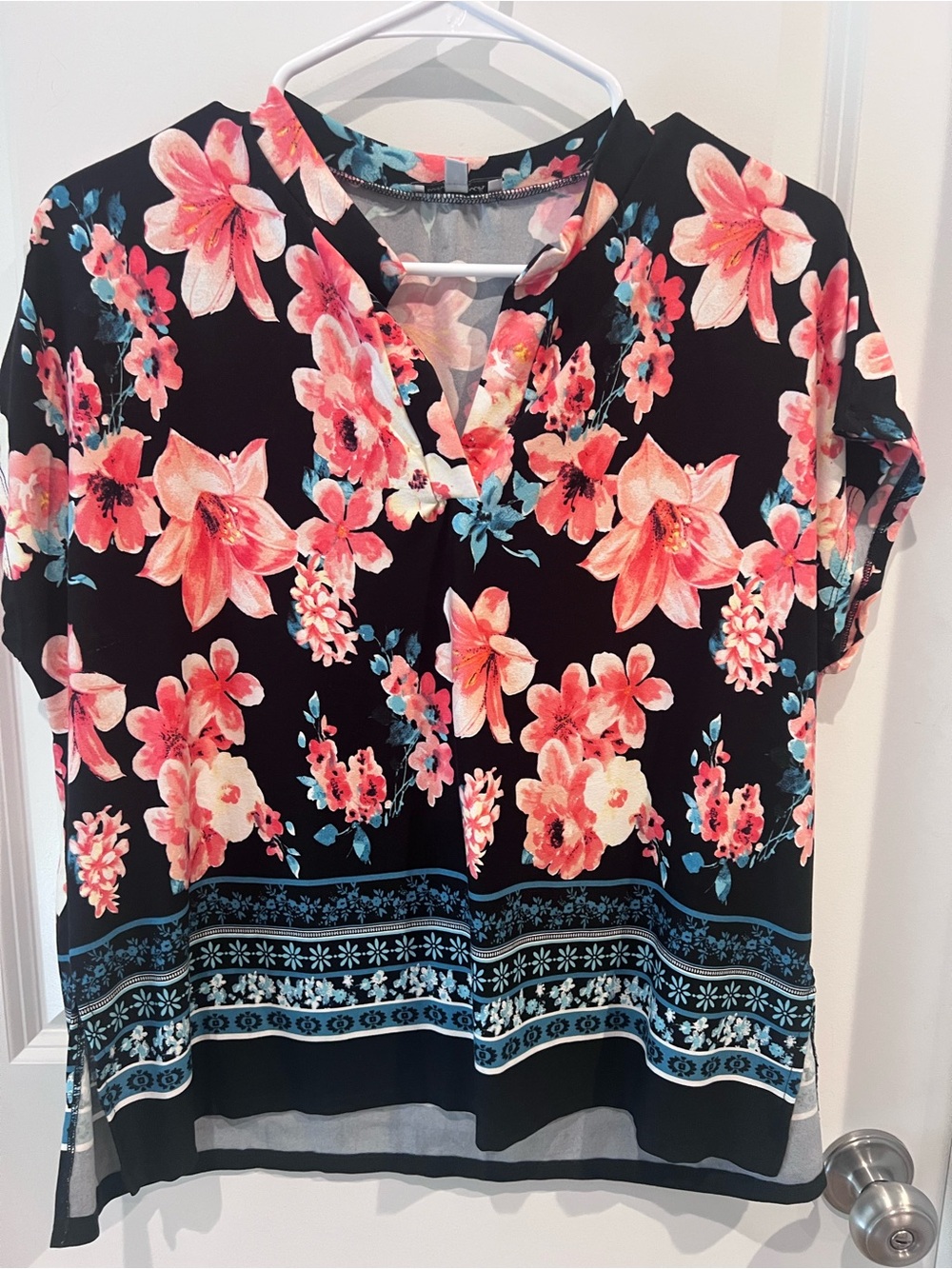 White Birch Black Floral Split V-Neck Top Size Small